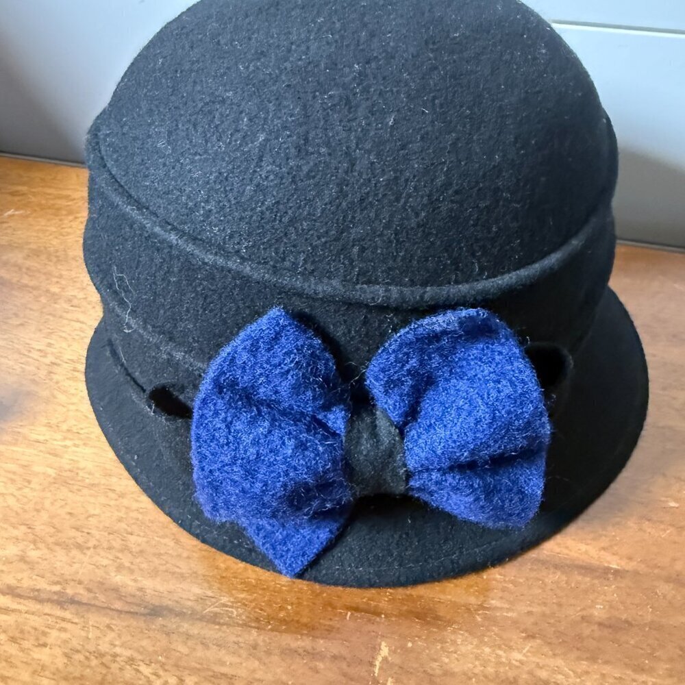 Galliano Sorbatti Made in Italy Wool Felt Cloche Hat Black with Royal Blue Bow
